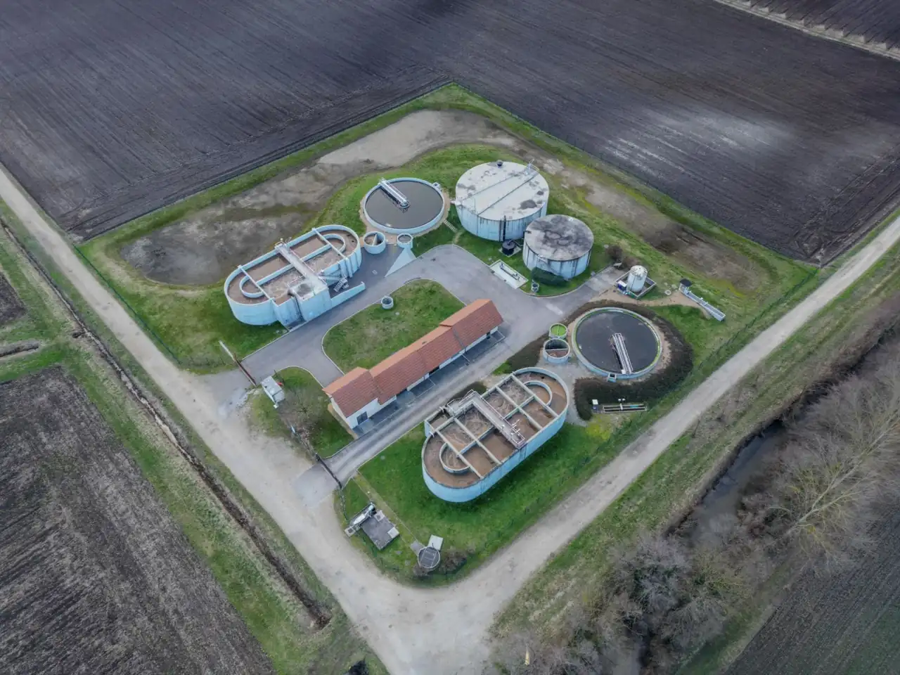 海南建筑工程管材选型指南：PVC与PE管材性能对比及应用场景解析