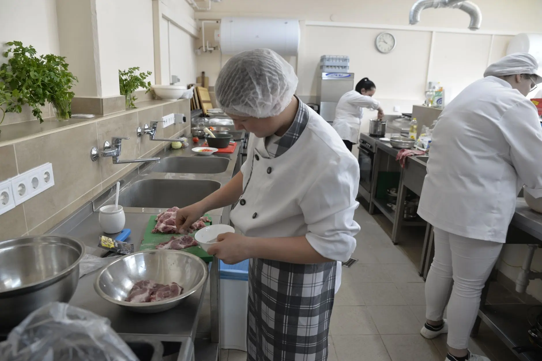 海南建筑装饰材料市场趋势及五金管材采购策略分析
